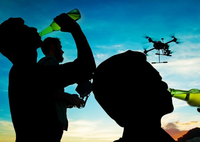Dân chơi drone hãy cẩn thận: Vừa say xỉn vừa điều khiển drone có thể bị phạt 1.000 USD và đi tù 6 tháng - Ảnh 3.