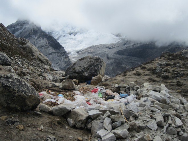  Rác thải và phân trên đỉnh Everest. 