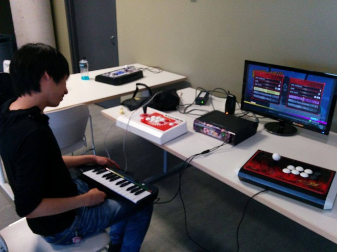 Dùng đàn piano như tay cầm, game thủ này vẫn vươn lên xếp thứ 8 tại giải vô địch Dragon Ball FighterZ - Ảnh 1.