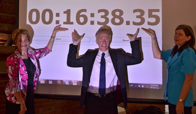  Kevin Horsley, nhà vô trí nhớ tại buổi ghi lại kỷ lục của anh, nhớ 10.000 chữ số thập phân của số Pi 