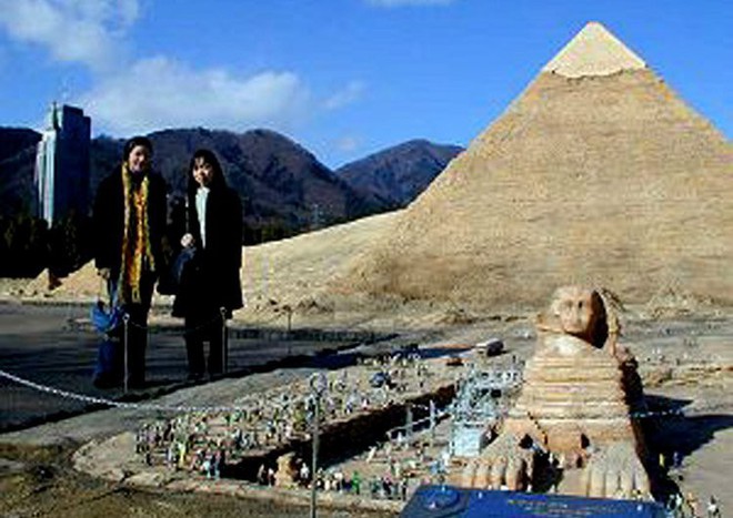  Liệu có ai đó ngốc nghếch tới mức đăng bức ảnh này lên với tiêu đề: Hai người khổng lồ đến thăm Ai Cập không nhỉ? 