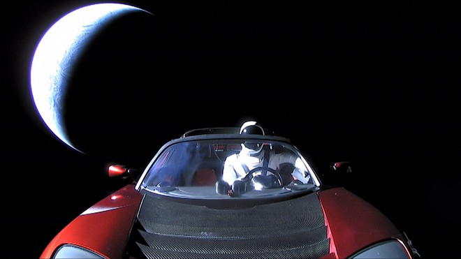 Với trang web này, bạn sẽ theo dõi được vị trí chiếc Tesla Roadster mà Elon Musk vừa phóng lên Vũ trụ - Ảnh 1.