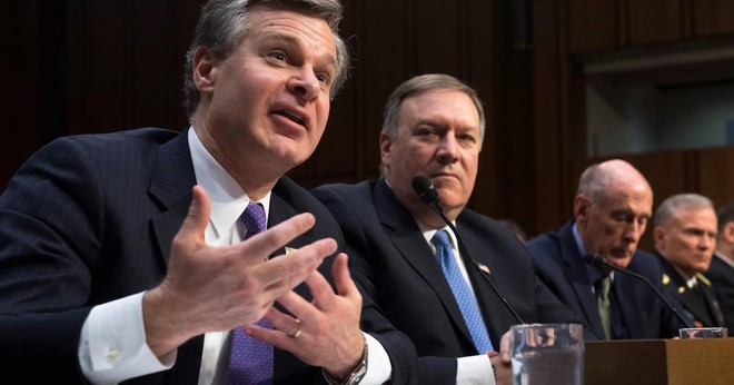  Giám đốc FBI, Chris Wray (bên trái) và Giám đốc CIA, Mike Pompeo (bên phải) trong phiên điều trần vào thứ Ba vừa qua. 