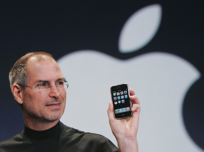  Steve Jobs ra mắt chiếc iPhone đầu tiên vào năm 2007 