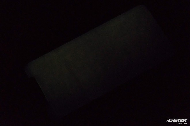  Màn hình của iPhone X đang được hiển thị một bức ảnh màu xám hoàn toàn, ở độ sáng thấp nhất và trong một căn phòng tối. Có thể thấy, mặc dù màn hình của iPhone X có chất lượng đầu bảng hiện nay, nhưng tình trạng không đồng đều giữa các phần khác nhau trên màn hình vẫn xảy ra 
