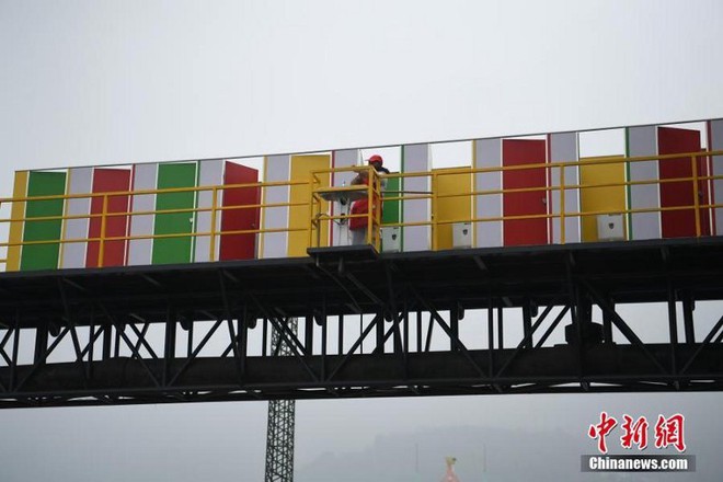 Trung Quốc: Dựng nhà vệ sinh công cộng trên cầu đi bộ, giúp du khách đáp lại tiếng gọi thiên nhiên trong mùa lễ hội - Ảnh 2.