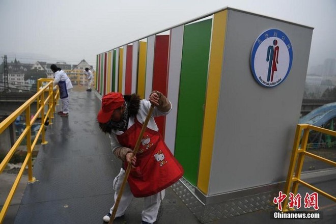 Trung Quốc: Dựng nhà vệ sinh công cộng trên cầu đi bộ, giúp du khách đáp lại tiếng gọi thiên nhiên trong mùa lễ hội - Ảnh 3.