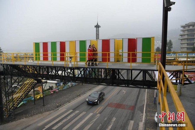 Trung Quốc: Dựng nhà vệ sinh công cộng trên cầu đi bộ, giúp du khách đáp lại tiếng gọi thiên nhiên trong mùa lễ hội - Ảnh 4.
