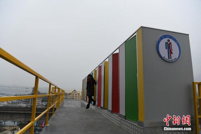 Trung Quốc: Dựng nhà vệ sinh công cộng trên cầu đi bộ, giúp du khách đáp lại tiếng gọi thiên nhiên trong mùa lễ hội - Ảnh 5.