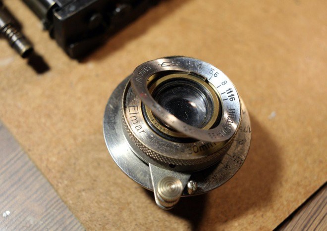  Ống kính Leica hóa ra được ngụy trang bởi một lớp kim loại bên ngoài, giả danh thành ống Industar của Xô Viết. 