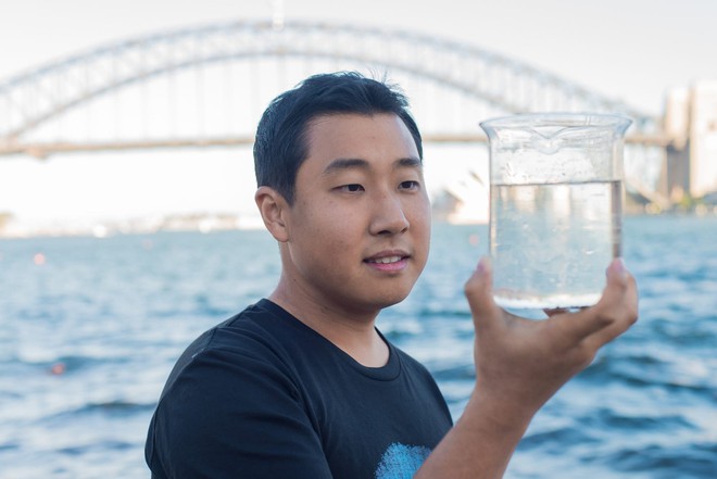 Tiến sỹ Dong Han Seo đang cầm cốc nước sạch đã được lọc từ nước ở cảng Sydney