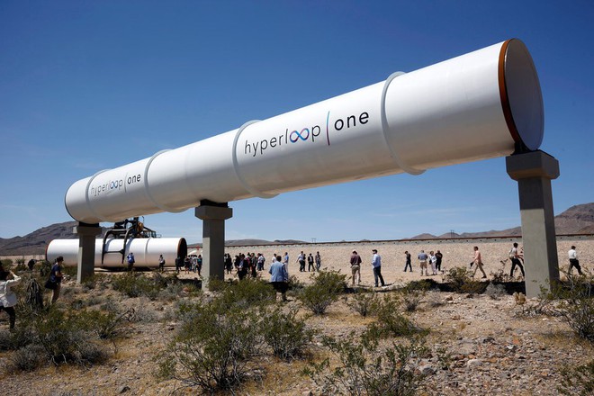  Vào tháng 7/2017, start-up Hyperloop One đã thử nghiệm thành công một hệ thống Hyperloop tại khu thử nghiệm DevLoop ở Nevada. Sử dụng công nghệ đệm từ trường cao tốc, đoàn tàu thử nghiệm của họ đạt tốc độ tối đa 113 km/h và họ hy vọng có thể đẩy con số này lên mức 402 km/h. 