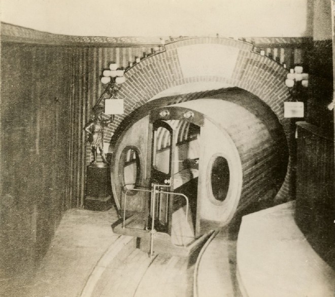  Hệ thống Beach Pneumatic Transit, hoạt động tại Manhattan từ 1870 đến 1873, chính là hệ thống tàu điện ngầm đầu tiên tại thành phố New York. Hệ thống này được thiết kế bởi Alfred Ely Beach và sử dụng áp suất không khí để di chuyển các khoang tàu. 