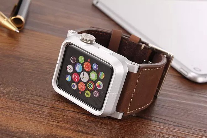 Được sản xuất dành riêng cho mẫu Apple Watch Series 1 phiên bản 42mm, vỏ bọc Lunatik Epik được làm từ loại nhôm nhẹ, có các điểm kết nối với đồng hồ qua các ốc vít bằng thép không gỉ. Thêm vào đó, người mua có thể đặt hàng làm dây đeo bằng silicone, da, hoặc kim loại tuỳ thích. Đây là lựa chọn tuyệt vời không làm nóng chiếc đồng hồ của bạn. Dù mức giá của nó có phần chát chúa 75 USD (khoảng 1,7 triệu đồng) nhưng xét về thiết kế khi đi kèm Apple Watch nó đẹp sang trọng, lịch lãm hệt như nhiều mẫu đồng hồ truyền thống đắt tiền khác. 