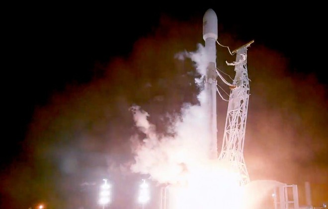 
Tên lửa Falcon 9 mang theo 2 vệ tinh thử nghiệm đầu tiên của dự án Starlink.
