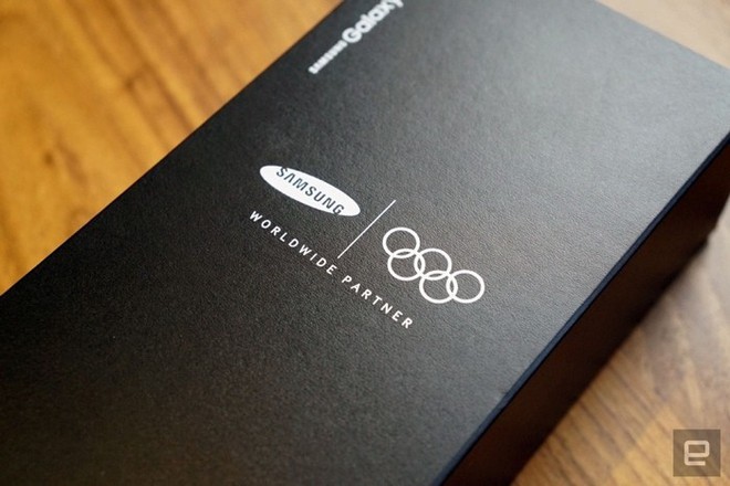 
Vỏ hộp in rõ logo Samsung và biểu tượng 5 vòng tròn Olympic
