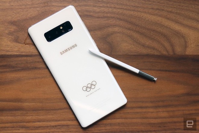
Chiếc bút S Pen cũng có màu trắng để trông đồng điệu với mặt lưng trắng bóc của Galaxy Note8 bản giới hạn.
