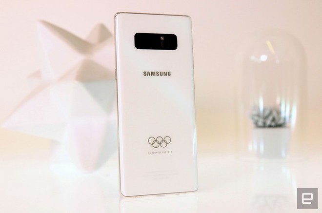 
Mặt lưng kính trắng toát tạo nên vẻ sang trọng cho phiên bản Galaxy Note8 đặc biệt
