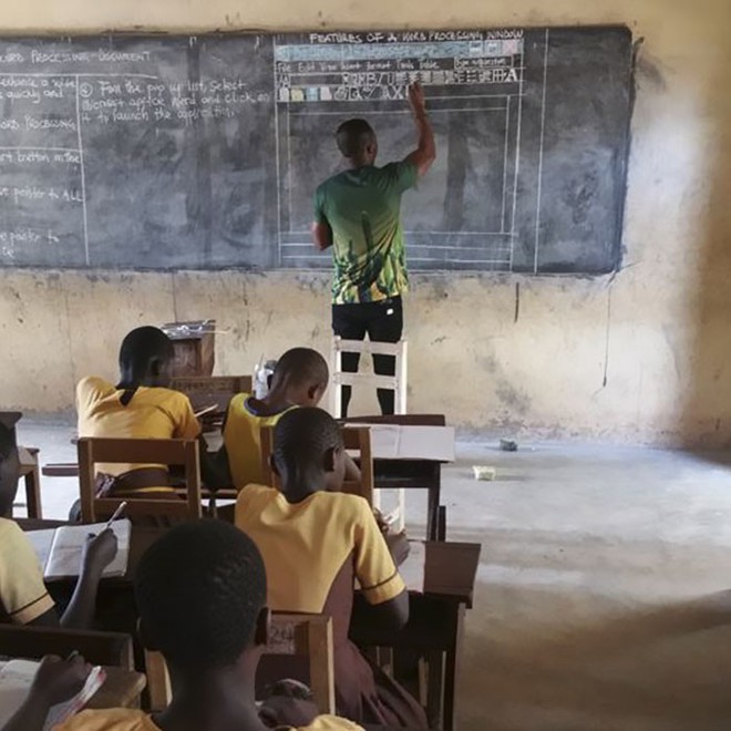 Cách giáo viên tin học ở Ghana vượt qua cảnh thiếu thốn cơ sở vật chất để giảng dạy khiến Internet xúc động - Ảnh 2.