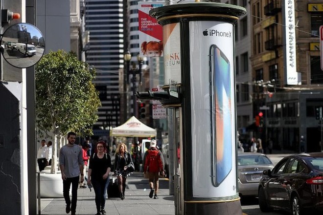 Khách bộ hàng đi qua một bảng quảng cáo iPhone X tại San Francisco (Mỹ) - Ảnh: Justin Suvillan/Getty Images