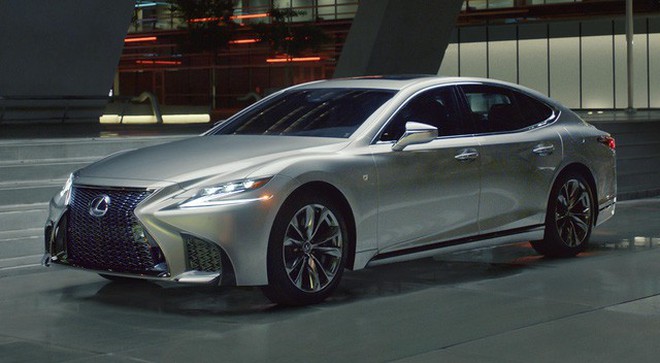 Cùng với LC500, mẫu sedan hạng sang mang phong cách thể thao Lexus LS500 F-Sport 2018 cũng được sử dụng.