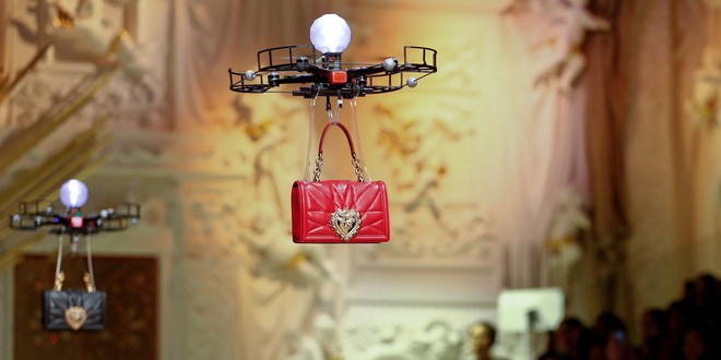 Lần đầu tiên trong lịch sử: Dolce & Gabbana dùng drone trình diễn thời trang, xách túi thay cho người mẫu - Ảnh 1.