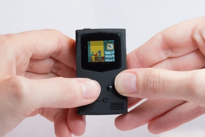 
PocketSprite sở hữu màn hình mini và các nút bấm mô phỏng y hệt những những chiếc máy chơi game cầm tay quen thuộc của tuổi thơ.
