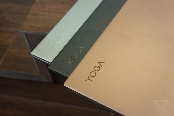  Có 3 tùy chọn màu sắc trên Lenovo Yoga 730 là bạc, đen và vàng đồng 