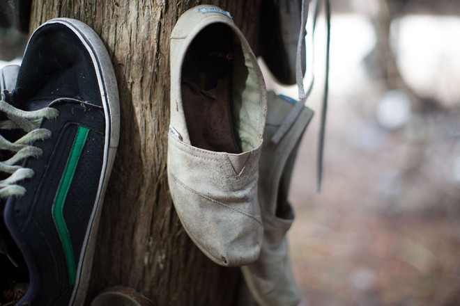 Khu rừng bí ẩn ở Canada: Hàng trăm đôi sneakers bị đóng đinh lên cây, không ai biết lý do vì sao - Ảnh 17.