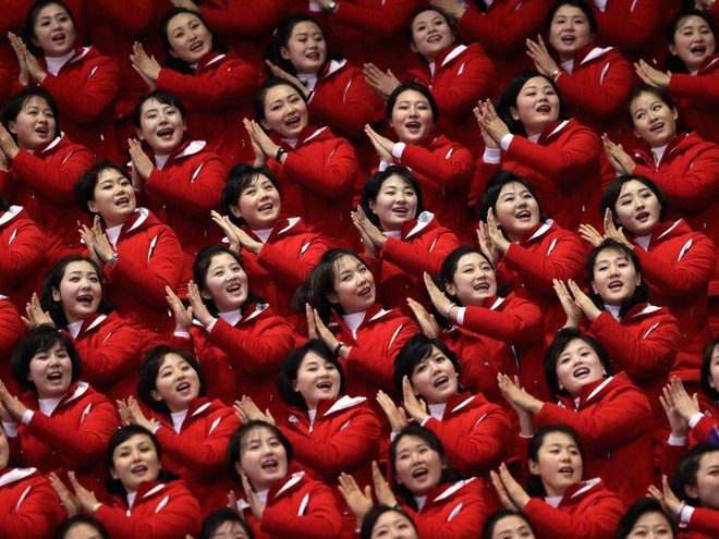  Đội cổ vũ đến từ Triều Tiên đã tạo nên một màn diễn vô cùng đồng đều và đẹp mắt 