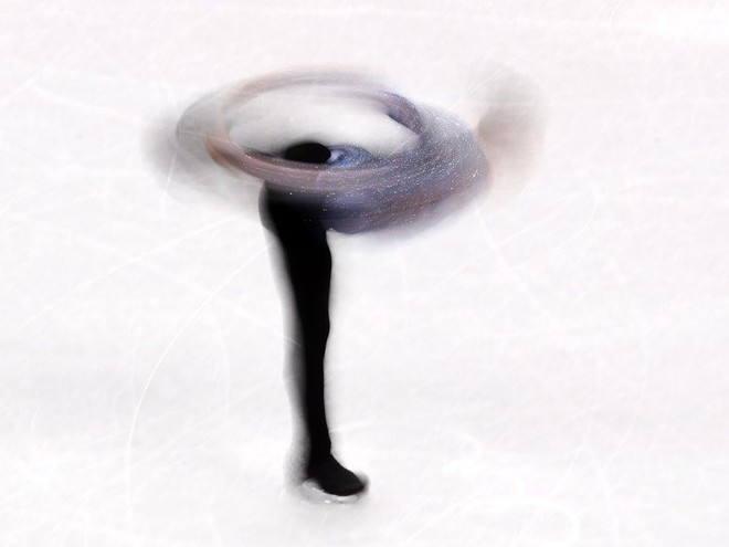  Adam Ripson trong môn trượt băng nghệ thuật làm động tác xoay quá nhanh khiến máy ảnh cũng chả thể bắt kịp 