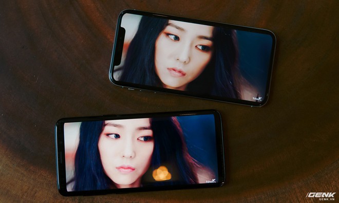  Cả hai đều dùng màn hình OLED/AMOLED của Samsung Display nhưng có cách cân màu rất khác nhau. Trong khi iPhone X thiên về các tông màu ấm nóng, nhạt hơn thì Galaxy S9 luôn tạo cảm giác rực rỡ, bắt mắt hơn. 