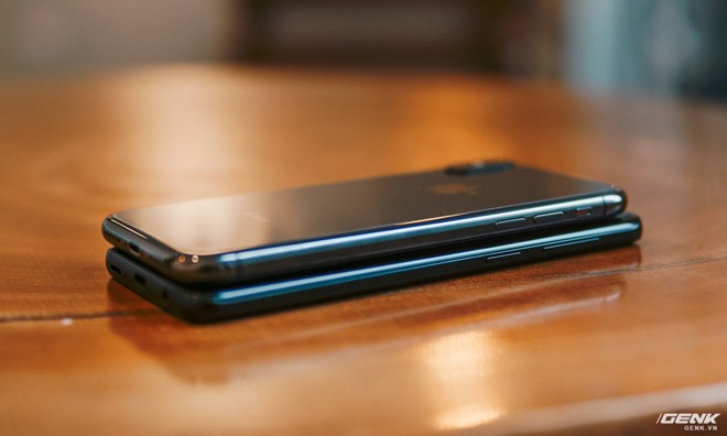  Cạnh viền của Galaxy S9 vẫn là nhôm đánh nhám, trong khi iPhone X thì là thép không rỉ bóng bẩy. 