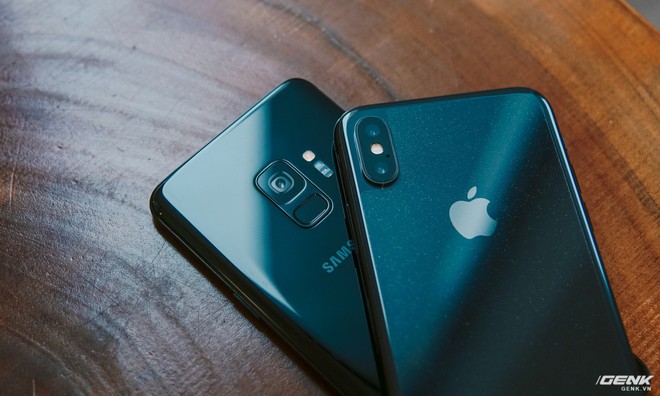  Cụm camera của Galaxy S9 chắc chắn là dễ ăn điểm hơn iPhone X vì vừa nhỏ gọn, vừa không lồi ra khỏi lưng. Bù lại, iPhone X có lợi thế nhờ cảm biến ảnh thứ 2 với ống kính zoom quang 2X. 