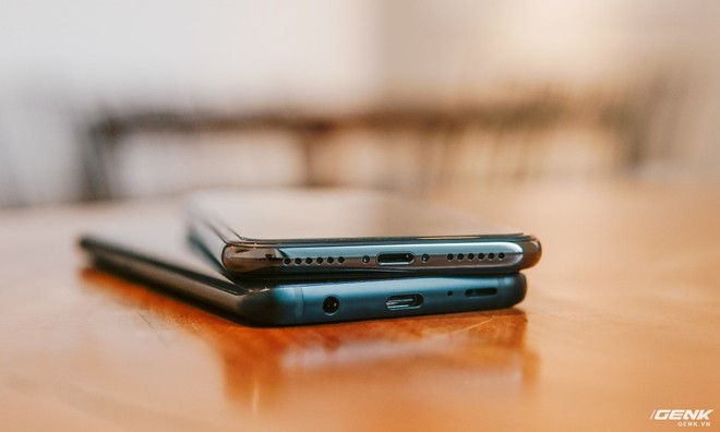  Điểm trừ nhỏ cho Galaxy S9 là các cổng kết nối, loa và micro thu âm vẫn không được xếp thẳng hàng trông hơi mất thẩm mỹ. 