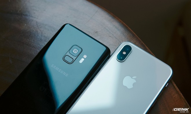  Có thể thấy, sau nhiều năm bị đánh giá là quá giống nhau thì bây giờ, iPhone và Galaxy đã hoàn toàn ly biệt về thiết kế. 