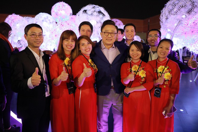  Cùng chụp ảnh lưu niệm của Chủ tịch DJ Koh, người đứng đầu ngành hàng CNTT và Truyền thông di động tại Samsung. 