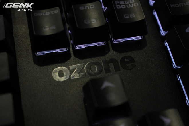  Logo Ozone được đặt ở vị trí trên phím mũi tên, thay vì ở vị trí đèn báo như nhiều sản phẩm khác 