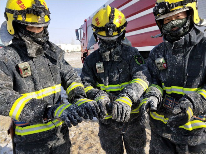 Trung Quốc: Lạnh đến nỗi đồ bảo hộ của lính cứu hỏa bị đóng băng dù đứng cạnh đám cháy - Ảnh 1.
