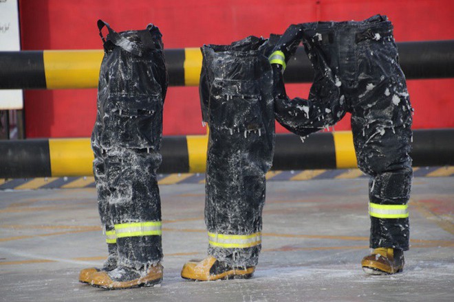 Trung Quốc: Lạnh đến nỗi đồ bảo hộ của lính cứu hỏa bị đóng băng dù đứng cạnh đám cháy - Ảnh 2.