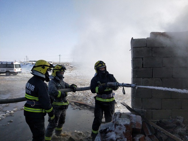 Trung Quốc: Lạnh đến nỗi đồ bảo hộ của lính cứu hỏa bị đóng băng dù đứng cạnh đám cháy - Ảnh 3.