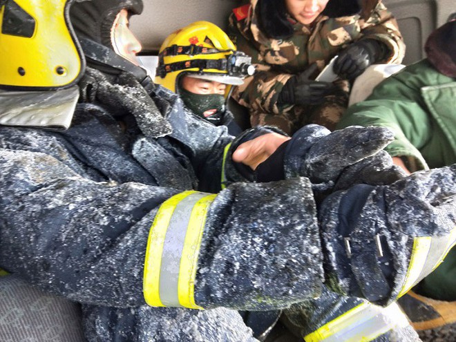 Trung Quốc: Lạnh đến nỗi đồ bảo hộ của lính cứu hỏa bị đóng băng dù đứng cạnh đám cháy - Ảnh 5.