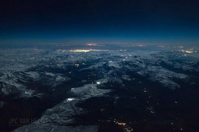 Instagram của phi công này sẽ giúp bạn mường tượng ra làm việc ở độ cao 11.300m trông như thế nào - Ảnh 6.