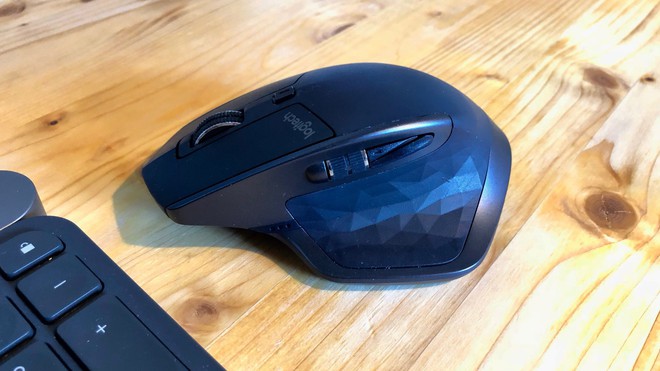 Chuột Logitech MX Master Mouse (giá khoảng 2 triệu VND) với ngoại hình to và dày và kết nối không dây đem lại cảm giác cầm nắm thoải mái 