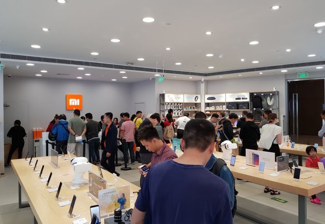  Sau gần 1 năm hoạt động tại Việt Nam, cuối cùng Xiaomi cũng đã mở cửa hàng chính thức đầu tiên tại thị trường này. 