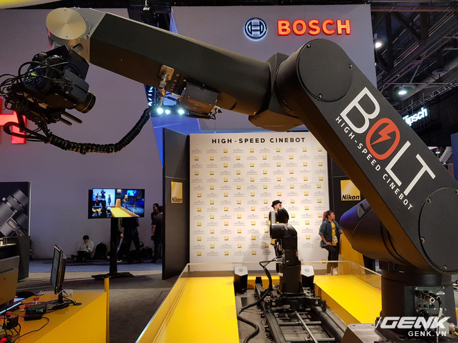  Máy ảnh Nikon D5 gắn trên hệ thống tay robot Bolt High-Speed Cinebot 