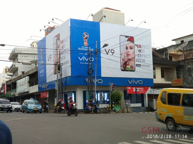 Chưa ra mắt, Vivo V9 đã được quảng cáo trên đường phố Indonesia - Ảnh 2.