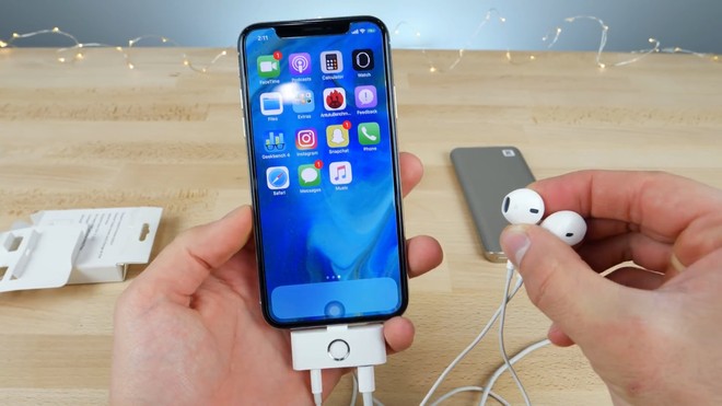  Ngoài vai trò của nút Home, chiếc adapter này còn có một cổng 3.5mm và một cổng Lightning, cho phép người dùng vừa sạc, vừa nghe nhạc cùng lúc 