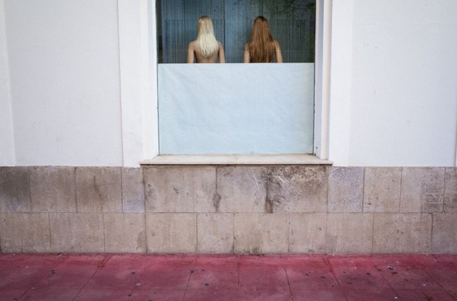 Thú vị với bộ ảnh đường phố đầy “hại não và trừu tượng của nhiếp ảnh gia Pau Buscató - Ảnh 21.