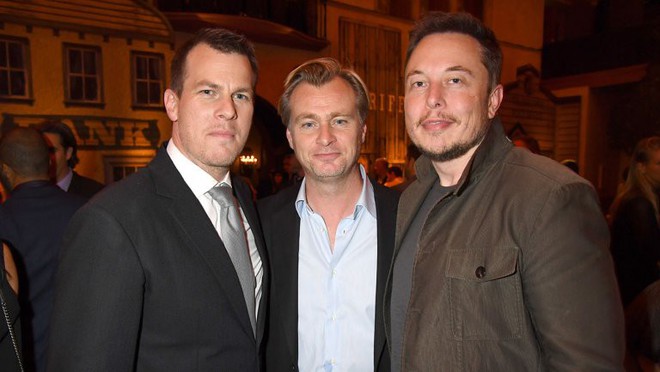 
Hai anh em Jonathan Nolan và Christopher Nolan cùng Elon Musk.

